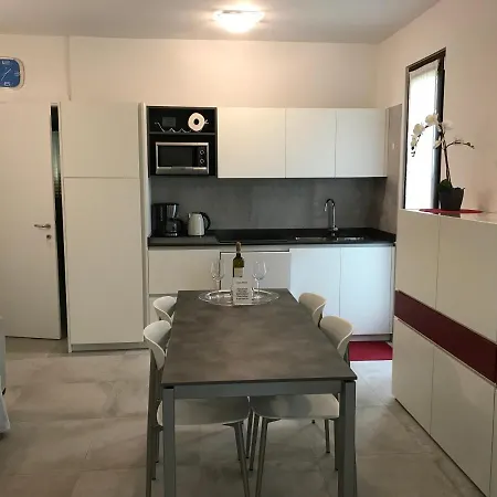 Casa Mary Due - Trilocale Con Giardino Privato A Due Passi Dal Lago Sirmione Exterior photo